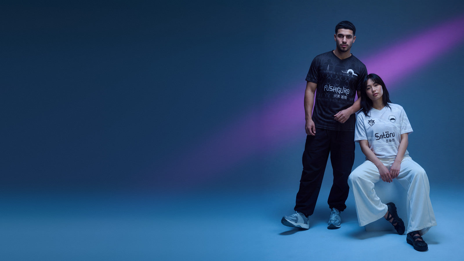 Deux amis portent les maillots Toji et Gojo de ShonenSports